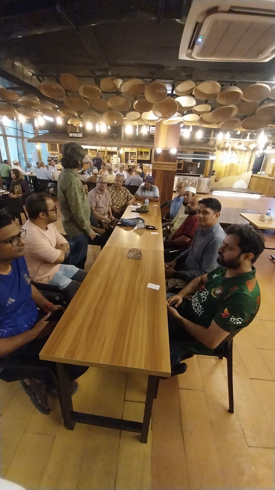 ক্যাফেতে স্মৃতিচারণ ও আড্ডায় অনুসন্ধানীর সদস্য-প্রাক্তন সদস্যরা।